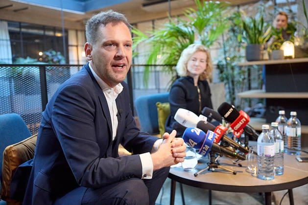 - Wien 09.10.2026 - Nach den gestrigen Entscheidungen um die interimistische Parteiführung der Bundes-SPÖ gab es heute im Hotel Gilbert eine Pressekonferenz der neuen geschäftführenden Dopplspitze der SPÖ die bis Anfang 2027 die Geschäfte leiten wird bis ein neuer SPÖ Bundesparteivorstand gewählt wird. PHOTO: Die Übergangsvorsitzenden der SPÖ, Klubobmann Philip Kucher (L), Frauenchefin Eva-Maria Holzleitner beim Pressegspräch. Vienna (AUSTRIA) - Following yesterday’s decisions regarding the interim leadership of the federal SPÖ, a press conference was held today at the Hotel Gilbert by the SPÖ’s new co-leadership team, which will manage the party’s affairs until early 2027, when a new federal executive committee of the SPÖ is elected. 