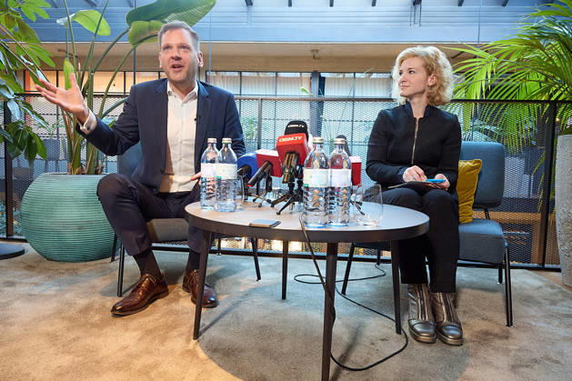 - Wien 09.10.2026 - Nach den gestrigen Entscheidungen um die interimistische Parteiführung der Bundes-SPÖ gab es heute im Hotel Gilbert eine Pressekonferenz der neuen geschäftführenden Dopplspitze der SPÖ die bis Anfang 2027 die Geschäfte leiten wird bis ein neuer SPÖ Bundesparteivorstand gewählt wird. PHOTO: Die Übergangsvorsitzenden der SPÖ, Klubobmann Philip Kucher (L), Frauenchefin Eva-Maria Holzleitner beim Pressegspräch. Vienna (AUSTRIA) - Following yesterday’s decisions regarding the interim leadership of the federal SPÖ, a press conference was held today at the Hotel Gilbert by the SPÖ’s new co-leadership team, which will manage the party’s affairs until early 2027, when a new federal executive committee of the SPÖ is elected.