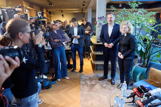 - Wien 09.10.2026 - Nach den gestrigen Entscheidungen um die interimistische Parteiführung der Bundes-SPÖ gab es heute im Hotel Gilbert eine Pressekonferenz der neuen geschäftführenden Dopplspitze der SPÖ die bis Anfang 2027 die Geschäfte leiten wird bis ein neuer SPÖ Bundesparteivorstand gewählt wird. PHOTO: Die Übergangsvorsitzenden der SPÖ, Klubobmann Philip Kucher (L), Frauenchefin Eva-Maria Holzleitner beim Pressegspräch. Vienna (AUSTRIA) - Following yesterday’s decisions regarding the interim leadership of the federal SPÖ, a press conference was held today at the Hotel Gilbert by the SPÖ’s new co-leadership team, which will manage the party’s affairs until early 2027, when a new federal executive committee of the SPÖ is elected.