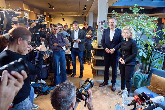 - Wien 09.10.2026 - Nach den gestrigen Entscheidungen um die interimistische Parteiführung der Bundes-SPÖ gab es heute im Hotel Gilbert eine Pressekonferenz der neuen geschäftführenden Dopplspitze der SPÖ die bis Anfang 2027 die Geschäfte leiten wird bis ein neuer SPÖ Bundesparteivorstand gewählt wird. PHOTO: Die Übergangsvorsitzenden der SPÖ, Klubobmann Philip Kucher (L), Frauenchefin Eva-Maria Holzleitner beim Pressegspräch. Vienna (AUSTRIA) - Following yesterday’s decisions regarding the interim leadership of the federal SPÖ, a press conference was held today at the Hotel Gilbert by the SPÖ’s new co-leadership team, which will manage the party’s affairs until early 2027, when a new federal executive committee of the SPÖ is elected.