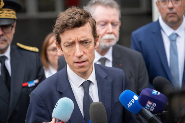 Edouard Geffray Visit an High School Lycee - Cachan French Education Minister Edouard Geffray speaks to the press after a visit to the high school Lycee Polyvalent de Cachan, in Cachan, on the outskirts of Paris, France on October 9, 2026, on the sidelines of a nationwide protest movement of students over learning conditions. Photo by Alexis Jumeau ABACAPRESS.COM Cachan France  Copyright: xJumeauxAlexis ABACAx