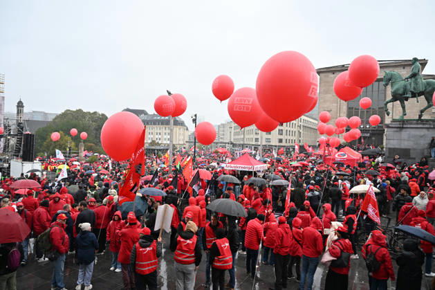 Strike in Belgium disrupts transport BRUSSELS, BELGIUM - OCTOBER 9: Demonstrators carrying trade union flags gather in a central square in Brussels, Belgium on October 9, 2026, during a nationwide strike protesting proposed federal austerity measures and public spending cuts. Organized by major trade union confederations ABVV-FGTB and ACV-CSC, the mass rally coincided with severe transportation disruptions across the country, including approximately 140 flight cancellations at Brussels Airport. Dursun Aydemir Anadolu Brussels Belgium. Editorial use only. Please get in touch for any other usage.  Copyright: x2026xAnadoluxDursunxAydemirx