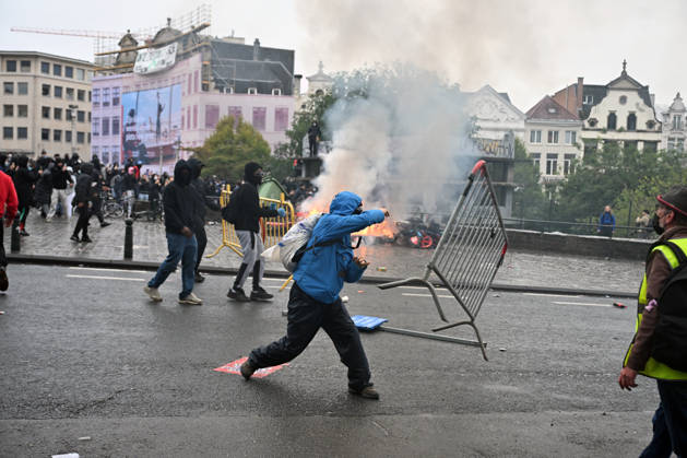 Clashes erupt between police and protesters during anti-government demonstrations in Brussels BRUSSELS, BELGIUM - OCTOBER 09: Clashes break out between police and some protesters during demonstrations against the federal government s economic and social policies in Brussels, Belgium, on October 09, 2026. Dursun Aydemir Anadolu Brussels Hoofdstedelijk Gewest Belçika. Editorial use only. Please get in touch for any other usage.  Copyright: x2026xAnadoluxDursunxAydemirx