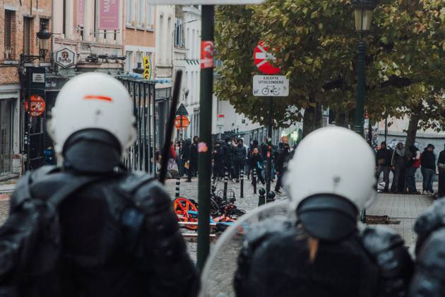Protestors and riot police face off at a national manifestation against the Federal Government s budgetary measures, under the Keep your hands out of our pockets! (Blijf uit onze zakken! - Pas dans nos poches) moniker, organised by the trade unions on Friday 9 October 2026 in Brussels. EMILExWINDAL 189249722