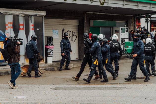 Protestors and riot police face off at a national manifestation against the Federal Government s budgetary measures, under the Keep your hands out of our pockets! (Blijf uit onze zakken! - Pas dans nos poches) moniker, organised by the trade unions on Friday 9 October 2026 in Brussels. EMILExWINDAL 189249726