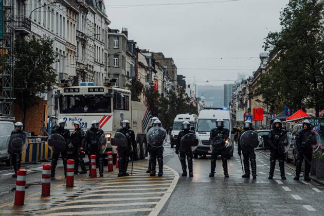 Protestors and riot police face off at a national manifestation against the Federal Government s budgetary measures, under the Keep your hands out of our pockets! (Blijf uit onze zakken! - Pas dans nos poches) moniker, organised by the trade unions on Friday 9 October 2026 in Brussels. EMILExWINDAL 189249773