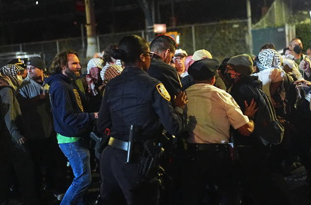 Protesters rally after ICE shooting of New York man in car with child inside NEW YORK, UNITED STATES - OCTOBER 08: Protesters rally after an Immigration and Customs Enforcement (ICE) agent shot a man as he sat in a car with a child inside on October 8, 2026, in New York City, U.S. Selcuk Acar Anadolu New York United States. Editorial use only. Please get in touch for any other usage. Copyright: x2026xAnadoluxSelcukxAcarx