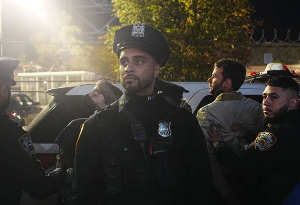 Protesters rally after ICE shooting of New York man in car with child inside NEW YORK, UNITED STATES - OCTOBER 08: Protesters rally after an Immigration and Customs Enforcement (ICE) agent shot a man as he sat in a car with a child inside on October 8, 2026, in New York City, U.S. Selcuk Acar Anadolu New York United States. Editorial use only. Please get in touch for any other usage. Copyright: x2026xAnadoluxSelcukxAcarx