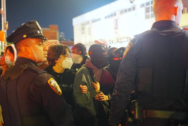 Protesters rally after ICE shooting of New York man in car with child inside NEW YORK, UNITED STATES - OCTOBER 08: Protesters rally after an Immigration and Customs Enforcement (ICE) agent shot a man as he sat in a car with a child inside on October 8, 2026, in New York City, U.S. Selcuk Acar Anadolu New York United States. Editorial use only. Please get in touch for any other usage. Copyright: x2026xAnadoluxSelcukxAcarx