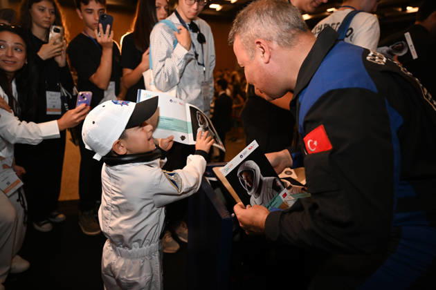 Astronauts meet visitors at autograph session during International Astronautical Congress ANTALYA, TURKIYE - OCTOBER 09: Astronauts from various countries meet visitors during an autograph session on Public Day of the 77th International Astronautical Congress (IAC 2026) at the NEST Congress Center in Antalya, Turkiye, on October 09, 2026. Organized by the International Astronautical Federation (IAF) under the coordination of the Ministry of Industry and Technology and hosted by the Turkish Space Agency (TUA) and SAHA Istanbul, the congress opens its doors to the public on its final day. Muhammed Abdullah Kurtar Anadolu Antalya Turkey. Editorial use only. Please get in touch for any other usage.  Copyright: x2026xAnadoluxMuhammedxAbdullahxKurtarx