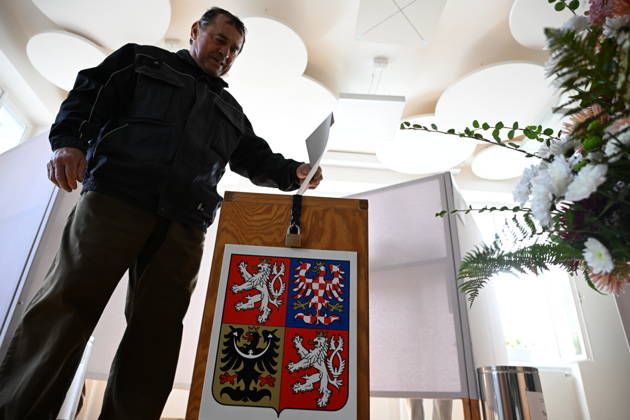 The two-day elections to municipal assemblies started in the Czech Republic together with the first round of the elections to one-third of the Senate, on October 9, 2026. On the photo polling place for municipal elections in Pruhonice. (CTKxPhoto KaterinaxSulova) CTKPhotoP2026100904860  CTKPhotoP2026100904860