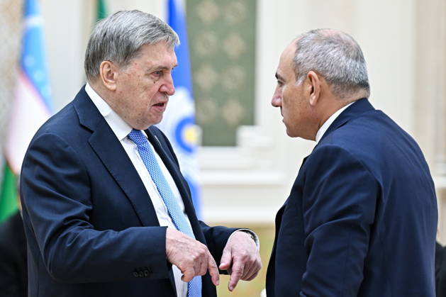 TURKMENISTAN, BALKAN PROVINCE - OCTOBER 9, 2026: Russia s President Putin s adviser Yuri Ushakov (L) and Armenia s Prime Minister Nikol Pashinyan attend an expanded meeting of the CIS Council of Heads of State in Turkmenbashi Turkmenistan  - ZUMAt113 20261009_zaa_t113_528 Copyright: xSergeixBobylevx