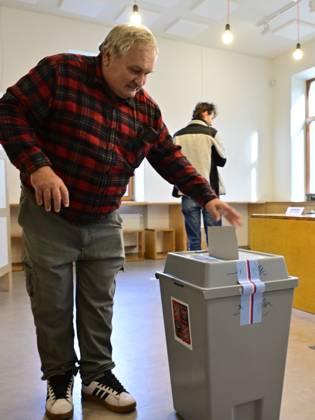 The two-day elections to municipal assemblies started in the Czech Republic together with the first round of the elections to one-third of the Senate, on October 9, 2026. On the photo polling place in Velatice, South Moravian Region. (CTKxPhoto VaclavxSalek) CTKPhotoP2026100905430  CTKPhotoP2026100905430
