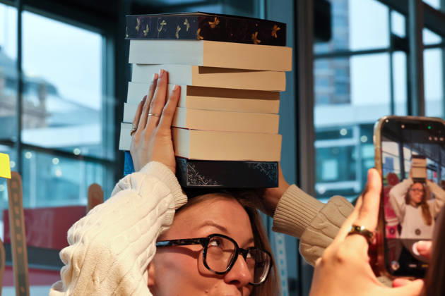 09.10.2026, Frankfurt am Main, DEU, Frankfurter Buchmesse. Freitag Besuchertag. Fototermin fuer Instagram