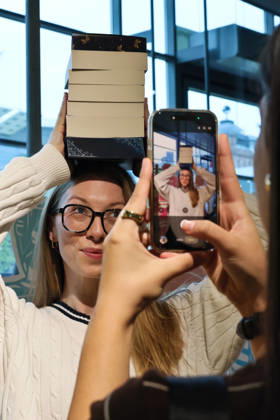 09.10.2026, Frankfurt am Main, DEU, Frankfurter Buchmesse. Freitag Besuchertag. Fototermin fuer Instagram