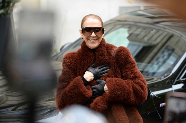 Céline Dion greets her fans as she leaves the Royal Monceau hotel in Paris, before heading to La Plenitude Arena in Paris La Défense to continue her concert series on October 9, 2026. The night before, the Quebec star stumbled on stage and then forgot some of the lyrics to her song, Pour que tu m’aimes encore during the finale of her show. Clément Prioli, Bestimage. Céline Dion greets fans as she leaves the Royal Monceau Hotel in Paris, before heading to the Paris La Défense Arena to continue her concert series on October 9, 2026. The previous evening, the Quebec star stumbled on stage and forgot some of the lyrics to her song Pour que tu m’aimes encore during the show’s finale. Paris, France  Copyright: xClÃ mentxPrioli BestimagexClÃ mentxPrioli Bestimagex
