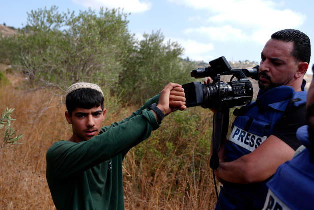 Clashes erupt between Israeli settlers and Palestinian farmers in West Bank RAMALLAH, WEST BANK - OCTOBER 9: Clashes break out between Israeli settlers, accompanied by Israeli soldiers, and Palestinian farmers harvesting olives in the town of Deir Ibzi, near Ramallah in West Bank, on October 9, 2026. The incident reportedly involved damage to olive crops and provocative actions by the settlers. Issam Rimawi Anadolu West Bank Palestine. Editorial use only. Please get in touch for any other usage.  Copyright: x2026xAnadoluxIssamxRimawix