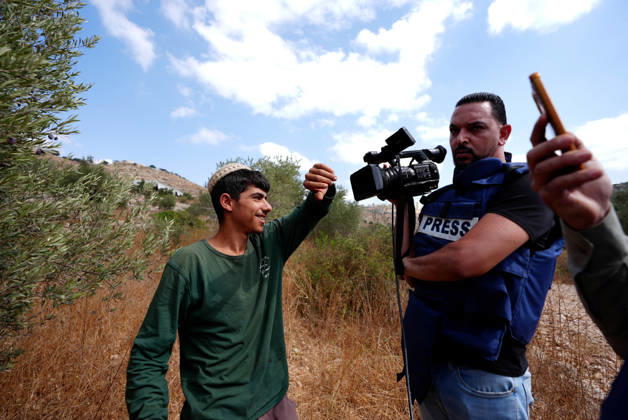 Clashes erupt between Israeli settlers and Palestinian farmers in West Bank RAMALLAH, WEST BANK - OCTOBER 9: Clashes break out between Israeli settlers, accompanied by Israeli soldiers, and Palestinian farmers harvesting olives in the town of Deir Ibzi, near Ramallah in West Bank, on October 9, 2026. The incident reportedly involved damage to olive crops and provocative actions by the settlers. Issam Rimawi Anadolu West Bank Palestine. Editorial use only. Please get in touch for any other usage. Copyright: x2026xAnadoluxIssamxRimawix