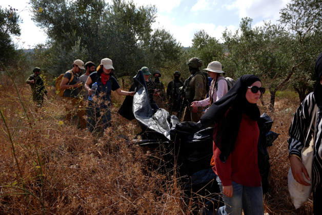 Clashes erupt between Israeli settlers and Palestinian farmers in West Bank RAMALLAH, WEST BANK - OCTOBER 9: Clashes break out between Israeli settlers, accompanied by Israeli soldiers, and Palestinian farmers harvesting olives in the town of Deir Ibzi, near Ramallah in West Bank, on October 9, 2026. The incident reportedly involved damage to olive crops and provocative actions by the settlers. Issam Rimawi Anadolu West Bank Palestine. Editorial use only. Please get in touch for any other usage.  Copyright: x2026xAnadoluxIssamxRimawix