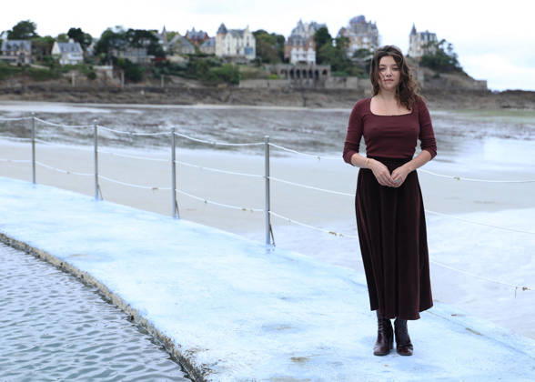 Zoe Adjani by the seawater pool on L Ecluse Beach during the 37th Dinard British and Irish Film Festival, France, on October 9, 2026. Denis Guignebourg, Bestimage. 37th Dinard British Irish Film Festival on October 9, 2026, in Dinard, France. Dinard, France Copyright: xDenisxGuignebourgx xBestimagexDenisxGuignebourgx xBestimagex