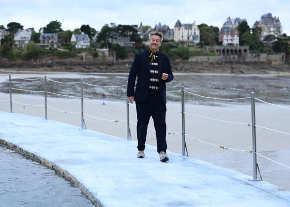 Thibault de Montalembert by the seawater pool on L Ecluse Beach during the 37th Dinard British and Irish Film Festival, France, on October 9, 2026. Denis Guignebourg, Bestimage. 37th Dinard British Irish Film Festival on October 9, 2026, in Dinard, France. Dinard, France Copyright: xDenisxGuignebourgx xBestimagexDenisxGuignebourgx xBestimagex