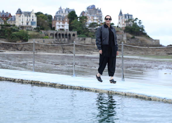Amira Casar by the seawater pool on L Ecluse Beach during the 37th Dinard British and Irish Film Festival, France, on October 9, 2026. Denis Guignebourg, Bestimage. 37th Dinard British Irish Film Festival on October 9, 2026, in Dinard, France. Dinard, France Copyright: xDenisxGuignebourgx xBestimagexDenisxGuignebourgx xBestimagex