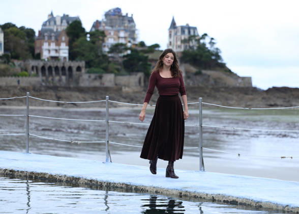 Zoe Adjani by the seawater pool on L Ecluse Beach during the 37th Dinard British and Irish Film Festival, France, on October 9, 2026. Denis Guignebourg, Bestimage. 37th Dinard British Irish Film Festival on October 9, 2026, in Dinard, France. Dinard, France Copyright: xDenisxGuignebourgx xBestimagexDenisxGuignebourgx xBestimagex