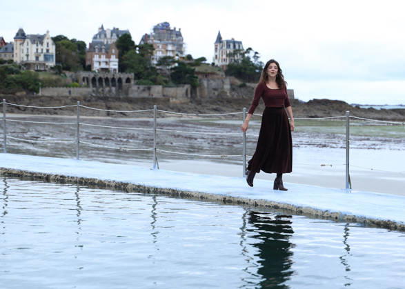 Zoe Adjani by the seawater pool on L Ecluse Beach during the 37th Dinard British and Irish Film Festival, France, on October 9, 2026. Denis Guignebourg, Bestimage. 37th Dinard British Irish Film Festival on October 9, 2026, in Dinard, France. Dinard, France Copyright: xDenisxGuignebourgx xBestimagexDenisxGuignebourgx xBestimagex