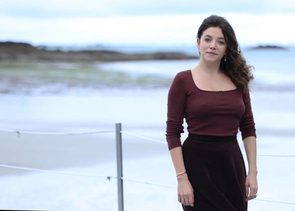 Zoe Adjani by the seawater pool on L Ecluse Beach during the 37th Dinard British and Irish Film Festival, France, on October 9, 2026. Denis Guignebourg, Bestimage. 37th Dinard British Irish Film Festival on October 9, 2026, in Dinard, France. Dinard, France Copyright: xDenisxGuignebourgx xBestimagexDenisxGuignebourgx xBestimagex