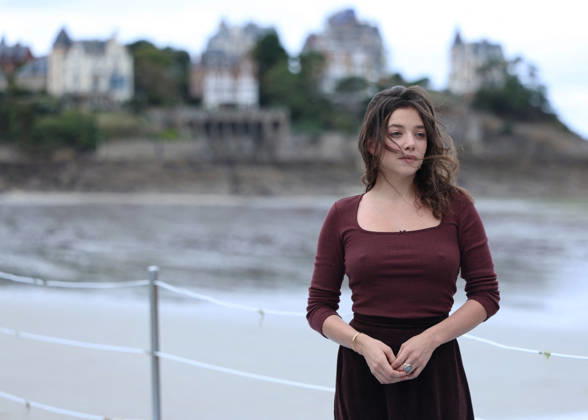 Zoe Adjani by the seawater pool on L Ecluse Beach during the 37th Dinard British and Irish Film Festival, France, on October 9, 2026. Denis Guignebourg, Bestimage. 37th Dinard British Irish Film Festival on October 9, 2026, in Dinard, France. Dinard, France Copyright: xDenisxGuignebourgx xBestimagexDenisxGuignebourgx xBestimagex