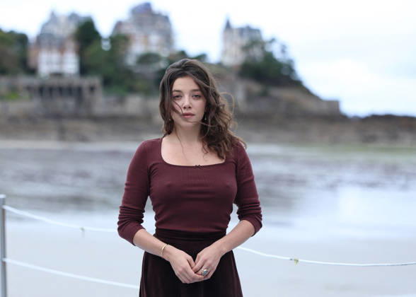 Zoe Adjani by the seawater pool on L Ecluse Beach during the 37th Dinard British and Irish Film Festival, France, on October 9, 2026. Denis Guignebourg, Bestimage. 37th Dinard British Irish Film Festival on October 9, 2026, in Dinard, France. Dinard, France Copyright: xDenisxGuignebourgx xBestimagexDenisxGuignebourgx xBestimagex