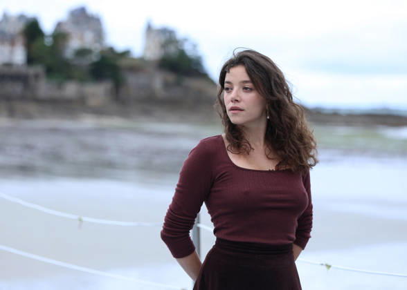 Zoe Adjani by the seawater pool on L Ecluse Beach during the 37th Dinard British and Irish Film Festival, France, on October 9, 2026. Denis Guignebourg, Bestimage. 37th Dinard British Irish Film Festival on October 9, 2026, in Dinard, France. Dinard, France Copyright: xDenisxGuignebourgx xBestimagexDenisxGuignebourgx xBestimagex