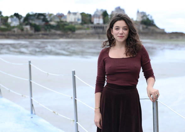 Zoe Adjani by the seawater pool on L Ecluse Beach during the 37th Dinard British and Irish Film Festival, France, on October 9, 2026. Denis Guignebourg, Bestimage. 37th Dinard British Irish Film Festival on October 9, 2026, in Dinard, France. Dinard, France  Copyright: xDenisxGuignebourgx xBestimagexDenisxGuignebourgx xBestimagex