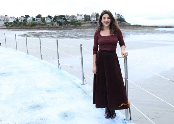 Zoe Adjani by the seawater pool on L Ecluse Beach during the 37th Dinard British and Irish Film Festival, France, on October 9, 2026. Denis Guignebourg, Bestimage. 37th Dinard British Irish Film Festival on October 9, 2026, in Dinard, France. Dinard, France Copyright: xDenisxGuignebourgx xBestimagexDenisxGuignebourgx xBestimagex