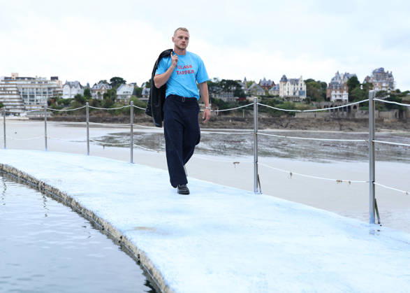 Ben Hardy by the seawater pool on L Écluse Beach during the 37th Dinard British and Irish Film Festival, France, on October 9, 2026. Denis Guignebourg, Bestimage. 37th Dinard British Irish Film Festival on October 9, 2026, in Dinard, France. Dinard, France Copyright: xDenisxGuignebourgx xBestimagexDenisxGuignebourgx xBestimagex