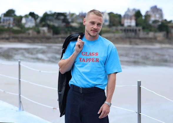 Ben Hardy by the seawater pool on L Écluse Beach during the 37th Dinard British and Irish Film Festival, France, on October 9, 2026. Denis Guignebourg, Bestimage. 37th Dinard British Irish Film Festival on October 9, 2026, in Dinard, France. Dinard, France Copyright: xDenisxGuignebourgx xBestimagexDenisxGuignebourgx xBestimagex