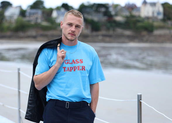 Ben Hardy by the seawater pool on L Écluse Beach during the 37th Dinard British and Irish Film Festival, France, on October 9, 2026. Denis Guignebourg, Bestimage. 37th Dinard British Irish Film Festival on October 9, 2026, in Dinard, France. Dinard, France Copyright: xDenisxGuignebourgx xBestimagexDenisxGuignebourgx xBestimagex