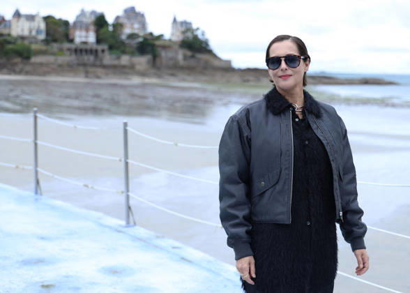 Amira Casar by the seawater pool on L Ecluse Beach during the 37th Dinard British and Irish Film Festival, France, on October 9, 2026. Denis Guignebourg, Bestimage. 37th Dinard British Irish Film Festival on October 9, 2026, in Dinard, France. Dinard, France Copyright: xDenisxGuignebourgx xBestimagexDenisxGuignebourgx xBestimagex