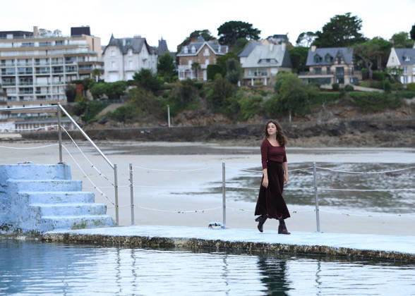 Zoe Adjani by the seawater pool on L Ecluse Beach during the 37th Dinard British and Irish Film Festival, France, on October 9, 2026. Denis Guignebourg, Bestimage. 37th Dinard British Irish Film Festival on October 9, 2026, in Dinard, France. Dinard, France Copyright: xDenisxGuignebourgx xBestimagexDenisxGuignebourgx xBestimagex
