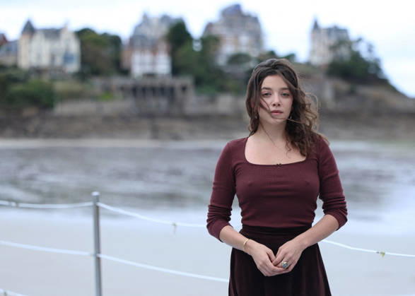 Zoe Adjani by the seawater pool on L Ecluse Beach during the 37th Dinard British and Irish Film Festival, France, on October 9, 2026. Denis Guignebourg, Bestimage. 37th Dinard British Irish Film Festival on October 9, 2026, in Dinard, France. Dinard, France  Copyright: xDenisxGuignebourgx xBestimagexDenisxGuignebourgx xBestimagex
