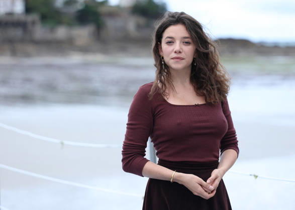 Zoe Adjani by the seawater pool on L Ecluse Beach during the 37th Dinard British and Irish Film Festival, France, on October 9, 2026. Denis Guignebourg, Bestimage. 37th Dinard British Irish Film Festival on October 9, 2026, in Dinard, France. Dinard, France  Copyright: xDenisxGuignebourgx xBestimagexDenisxGuignebourgx xBestimagex