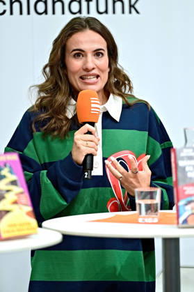 Frankfurter Buchmesse 2026. Moderatorin Mona Ameziane am 09.10.2026 auf der Frankfurter Buchmesse. 20261009MWI154078