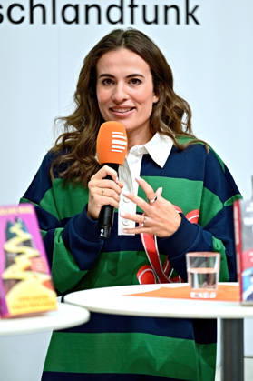 Frankfurter Buchmesse 2026. Moderatorin Mona Ameziane am 09.10.2026 auf der Frankfurter Buchmesse. 20261009MWI154079