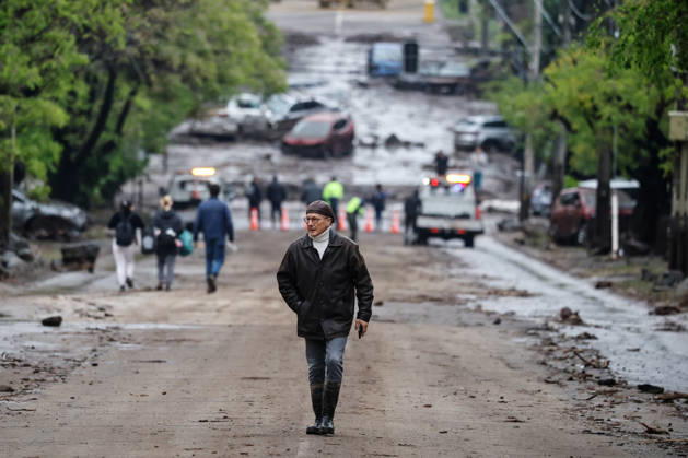 Santiago, October 9, 2026 Consequences of a mudslide that affected the area from San Carlos de Apoquindo to Los Dominicos in the Las Condes district, causing widespread damage and sweeping away vehicles and people. Diego Martin Aton, Chile, Aton 1198115 jpeg  Copyright: DIEGOxMARTIN ATONxCHILE