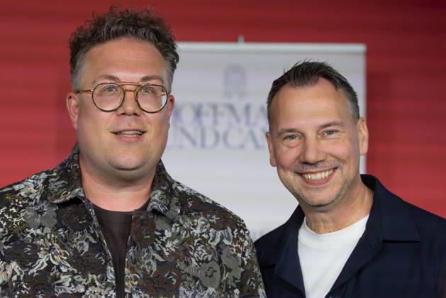Buchmesse Frankfurt 2026 Thomas Sachsenmaier (links) erhält den Julius-Campe-Preis, den der HOFFMANN UND CAMPE Verlag verleiht. Rechts Laudator Sebastian Fitzek., Frankfurt am Main Hessen Deutschland Messegelände