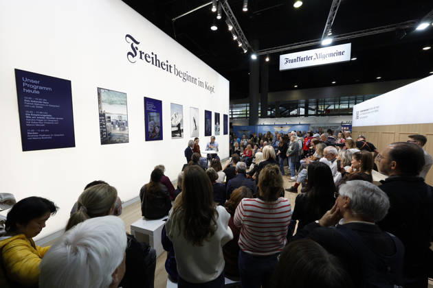 Frankfurt Impressionen 09.10.2026 Die 78. Frankfurter Buchmesse öffnet heute die Tore für alle Besucher - bei der FAZ zu Gast Diane und Reinhold Messner zu Buch Lebenszeit. Vom Wert der Vergänglichkeit - Moderation Bernd Steinle Frankfurt (Main) Hessen Deutschland