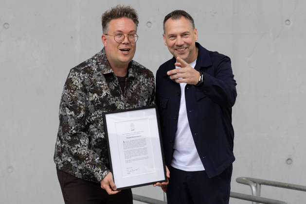 Buchmesse Frankfurt 2026 Thomas Sachsenmaier (links) erhält den Julius-Campe-Preis, den der HOFFMANN UND CAMPE Verlag verleiht. Rechts Laudator Sebastian Fitzek., Frankfurt am Main Hessen Deutschland Messegelände