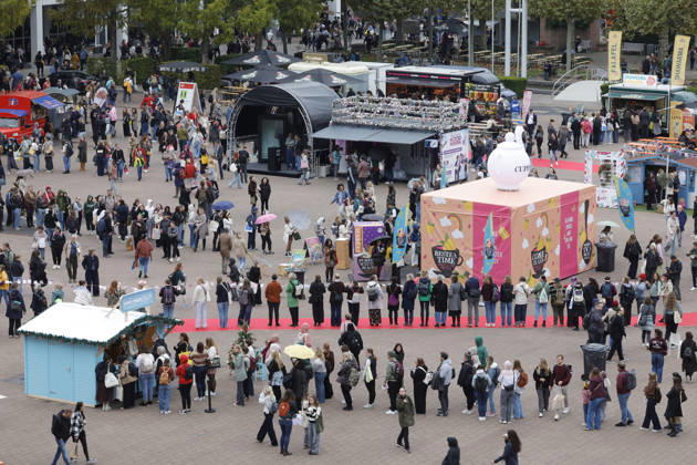 Frankfurt Impressionen 09.10.2026 Die 78. Frankfurter Buchmesse öffnet heute die Tore für alle Besucher - grosser Andrang bei der Mittagspause auf Agora Frankfurt (Main) Hessen Deutschland