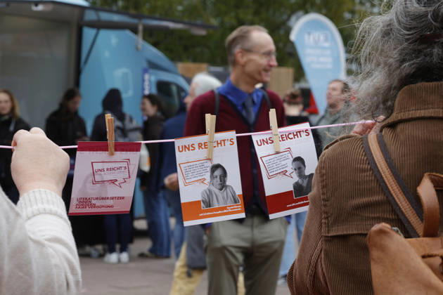 Frankfurt Impressionen 09.10.2026 Die 78. Frankfurter Buchmesse öffnet heute die Tore für alle Besucher - grosser Andrang bei der Mittagspause auf Agora mit Demontration für höhere Honorare der Übersetzer -innen Frankfurt (Main) Hessen Deutschland
