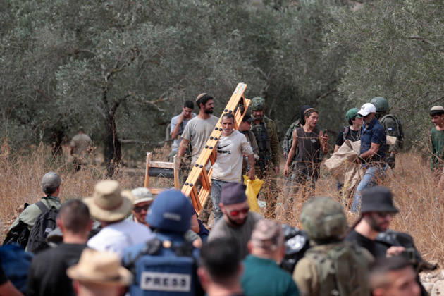 Clashes erupt between Israeli settlers and Palestinian farmers in West Bank RAMALLAH, WEST BANK - OCTOBER 9: Clashes break out between Israeli settlers, accompanied by Israeli soldiers, and Palestinian farmers harvesting olives in the town of Deir Ibzi, near Ramallah in West Bank, on October 9, 2026. The incident reportedly involved damage to olive crops and provocative actions by the settlers. Issam Rimawi Anadolu Ramallah West Bank. Editorial use only. Please get in touch for any other usage.  Copyright: x2026xAnadoluxIssamxRimawix